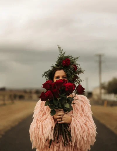 Felicity and red roses on road